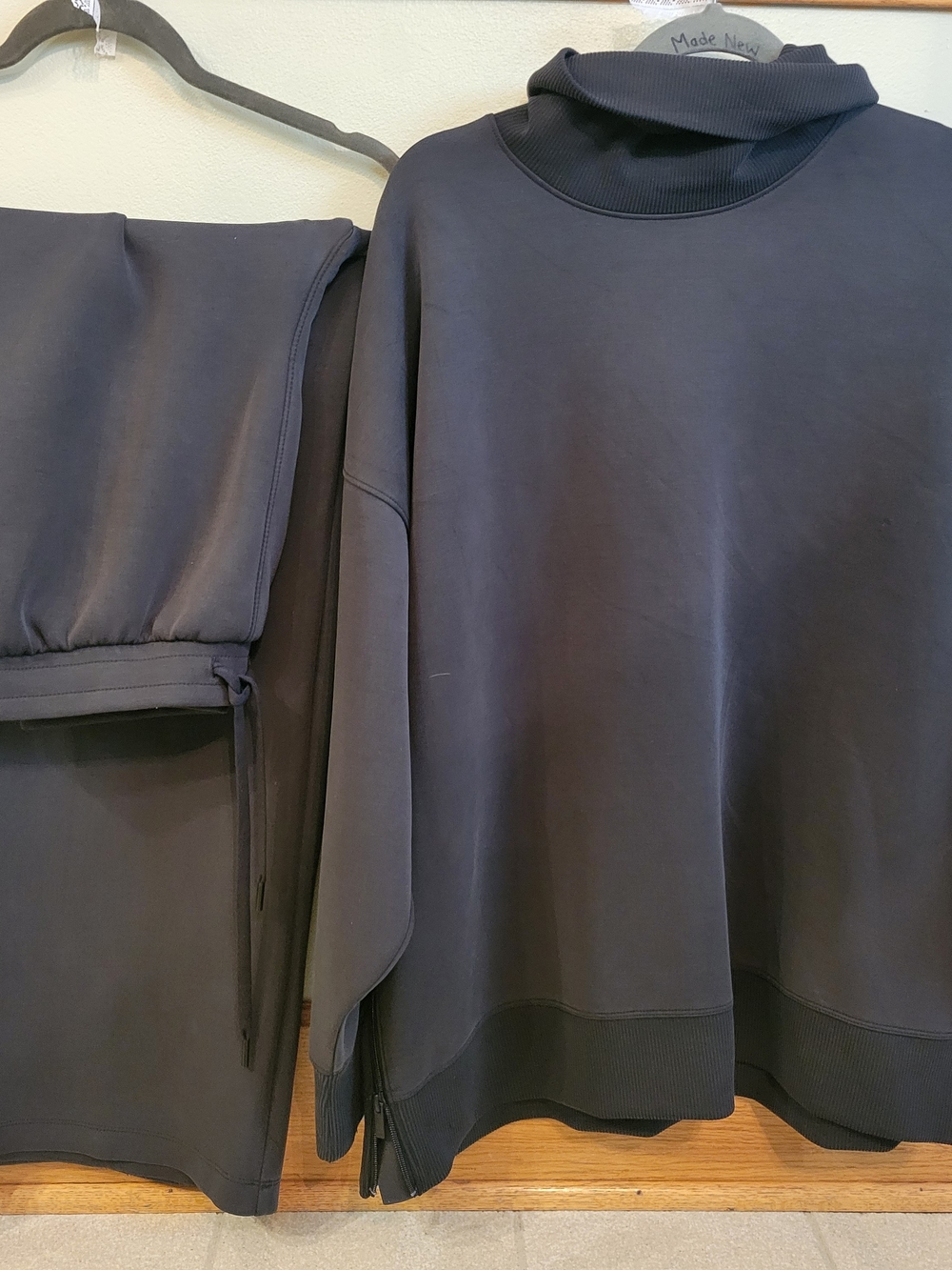 All In Motion Set Relaxed Mock Neck Women’s Top And Bottoms in Charcoal Medium